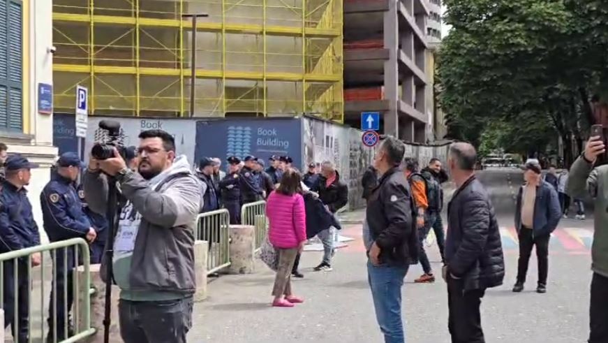 protesta e opozites qytetari qellon me veze ne drejtim te bashkise