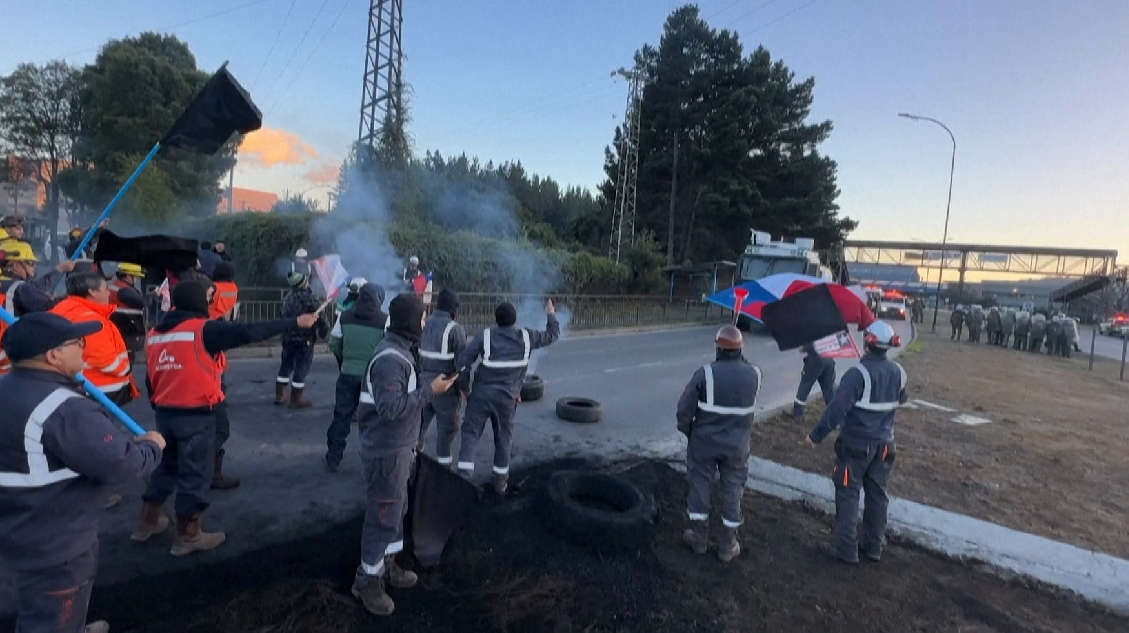 punonjesit protestojne per mbylljen e fabrikes se celikut ne kili prej presionit tregtar nga kina