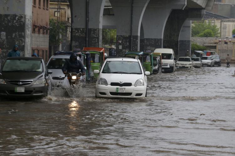 Rrufetë dhe shirat e dendur kanë vrarë të paktën 49 njerëz në të gjithë Pakistanin