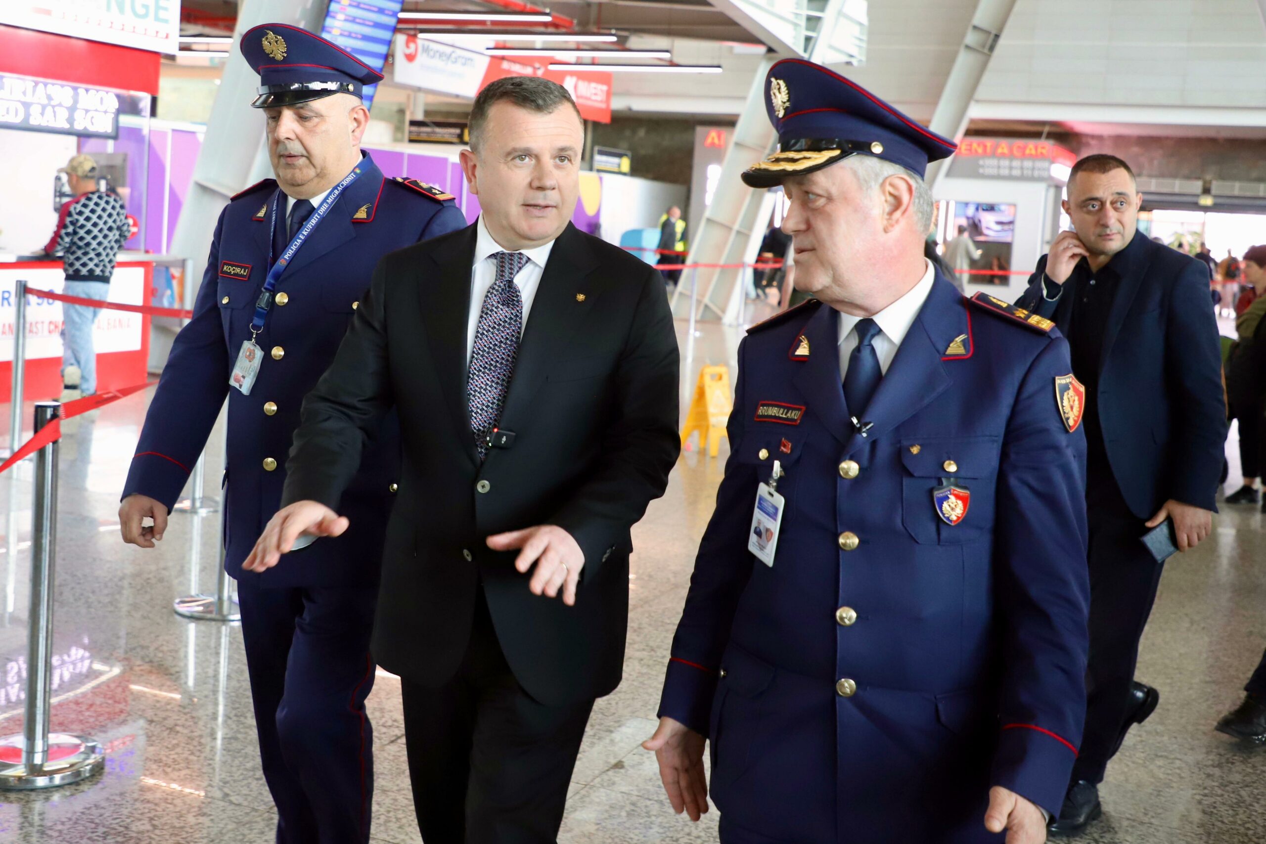 shtepia e shqiptarit e mikut dhe e zotit balla ne aeroportin e rinasit ja gjeja qe mban mend nje i huaj