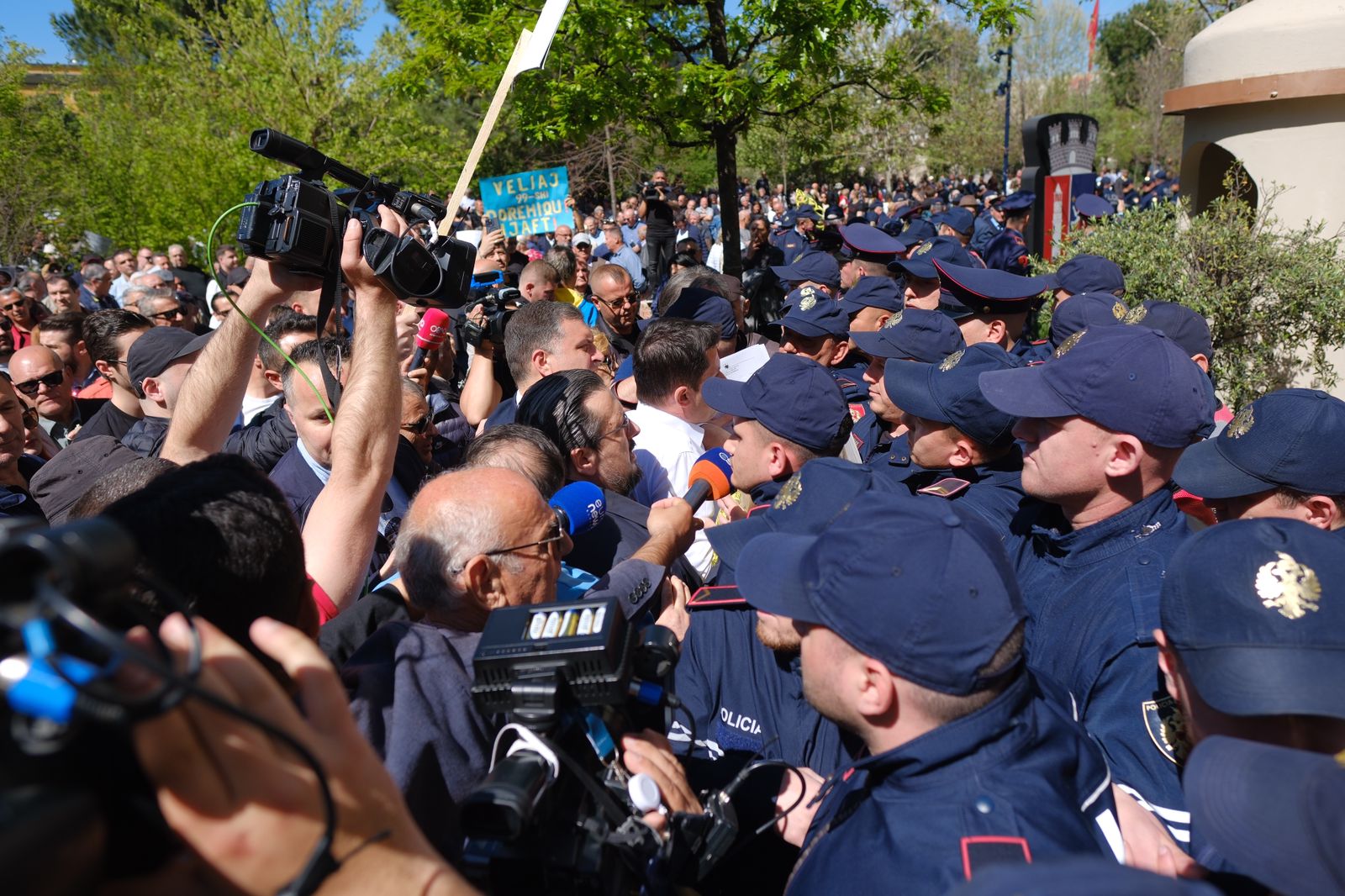 skeni pune me keshilltaret arrestoni veliajn alimehmeti kerkon te flase me drejtorin e policise na lejoni te hyjme ne bashki