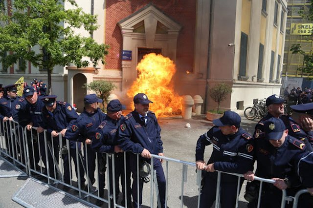 sot protesta e opozites para bashkise devijohet trafiku policia thirrje organizatoreve distancohuni nga dhuna