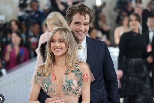 suki waterhouse zbulon gjinine e femijes me robert pattinson