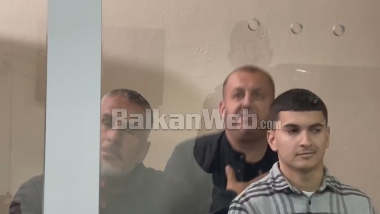 u arrestuan pas protestes te bashkia e tiranes denoncimi pas kafazit prej xhami policia na terrorizoi familjen rripin e pantallonave