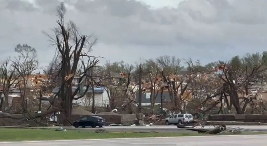 video dhjetera tornado godasin shtetet qendrore te shba pritet qe fenomeni natyror te preke dhe