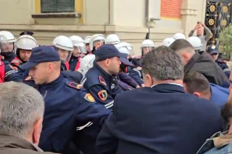 video perplasje me policine te bashkia protestuesit cajne rrethimin metalik