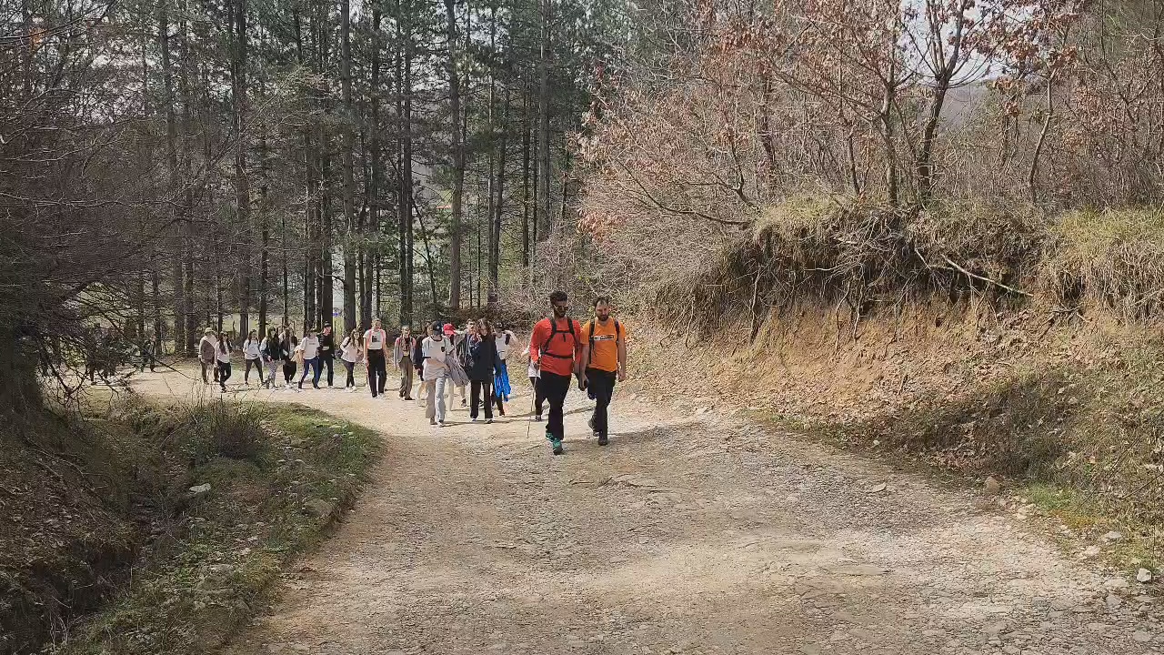 video te rinjte me aftesi ndryshe lundrim ne liqen dhe hiking ne malesine e funarit