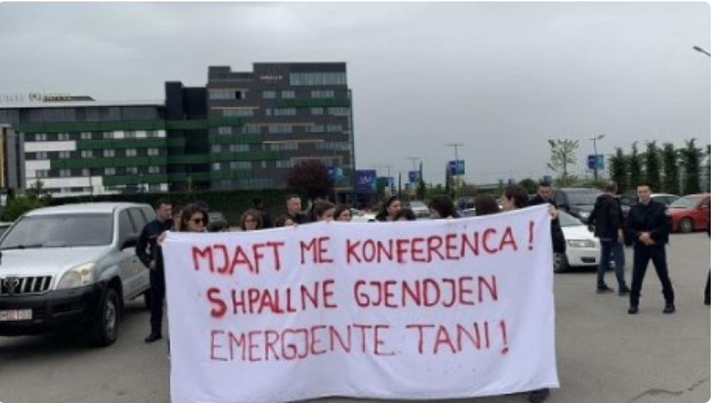 Vrasja në Pejë/ Proteston Kolektivi Feminist: Të shpallet gjendja emergjente