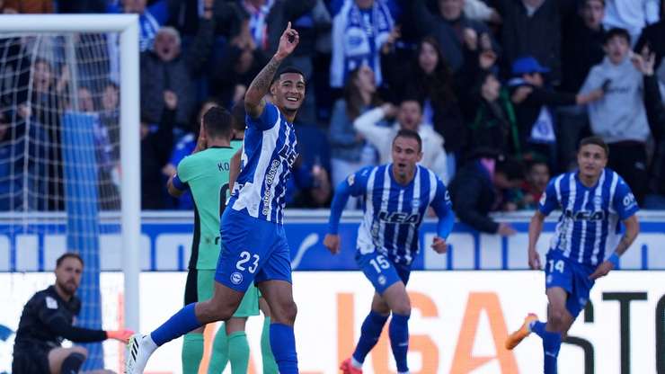 zhgenjen atletico madrid disfate e hidhur ndaj alaves champions ne rrezik video