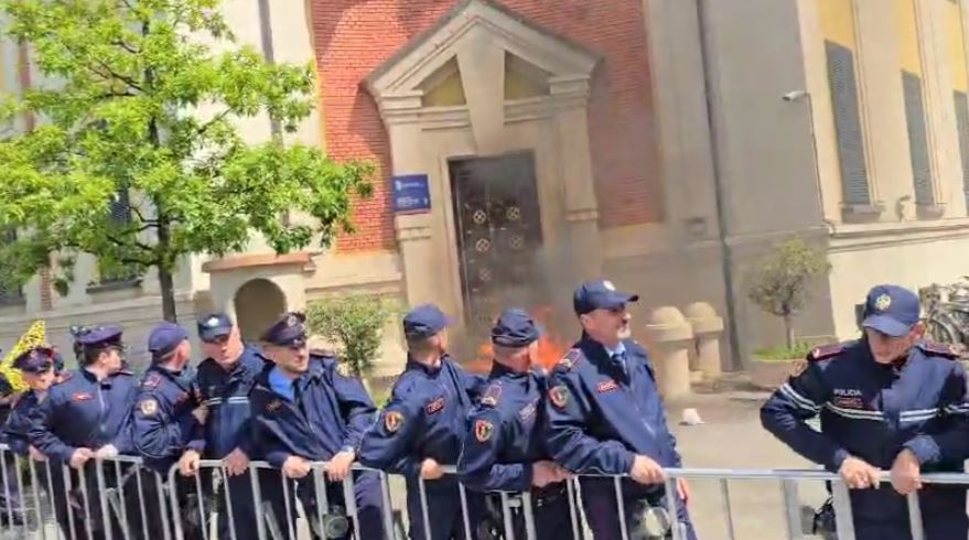 zjarri te bashkia e tiranes protestuesit hodhen molotov nderhyn fnsh