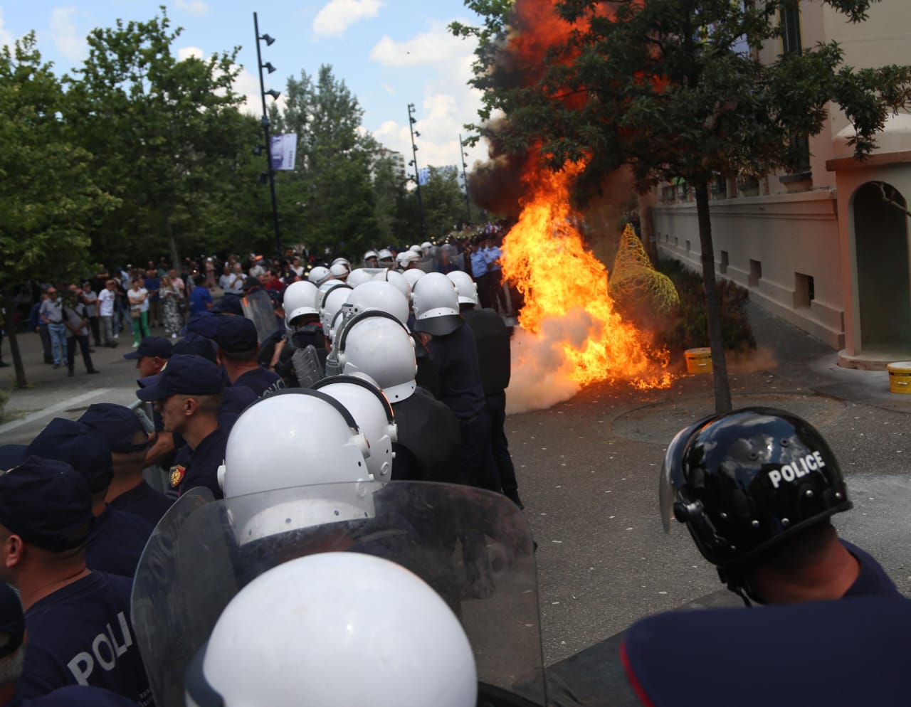 ne protesten para bashkise u hodh molotov prane gazetareve reagon ama e papranueshme te ndiqet ligjerisht cdo akt qe sulmon drejtperdrejt ekipet e medias