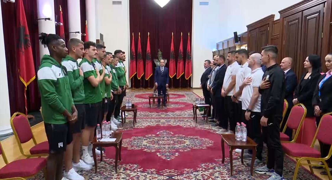 presidenti begaj pret me ceremoni te vecante kampionet e shqiperise ne futboll lojtaret e engatias i dhurojne fanellen me autografet e tyre