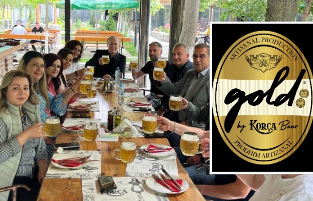 se shpejti ne treg birra gold sipermarresi i birres korca z irfan hysenbelliu dhe stafi i fabrikes testojne shijen e birres se re