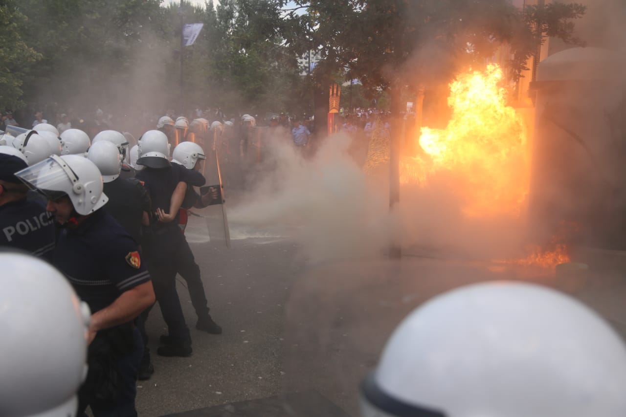 tubimi te bashkia e tiranes arrestohet nje 49 vjecar per 5 vepra penale protestuesi i ndaluar dhe me pare