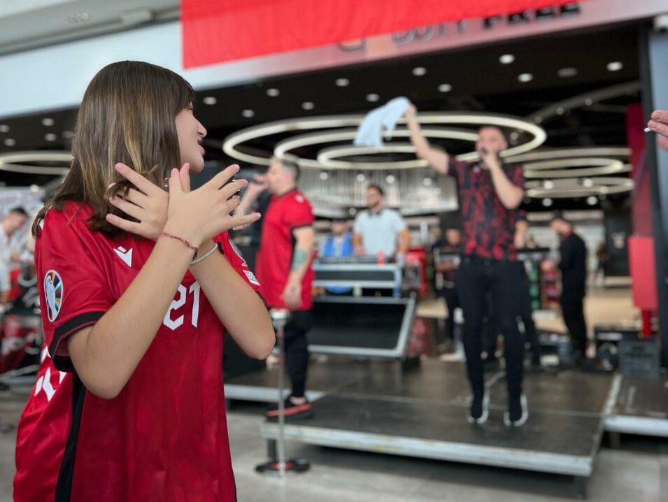 aeroporti i tiranes percjell me feste tifozet kuq e zi