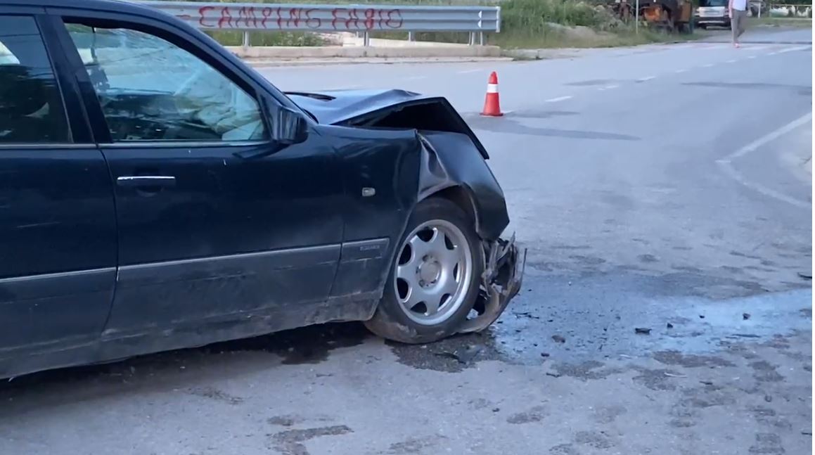 aksident ne vlore drejtuesi i toyotas perplas 83 vjecarin i moshuari perfundon ne spital