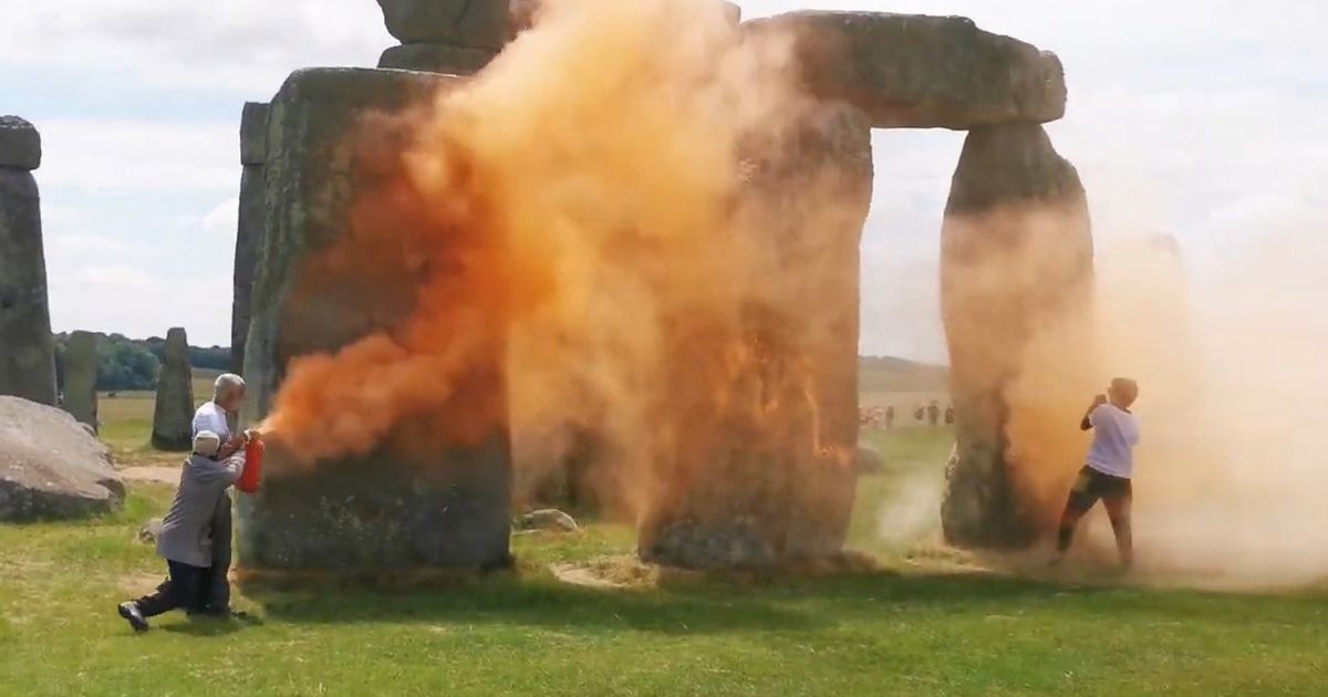 Aktivistë të klimës spërkasin me bojë portokalli dy monolite të Stonehenge, arrestohen