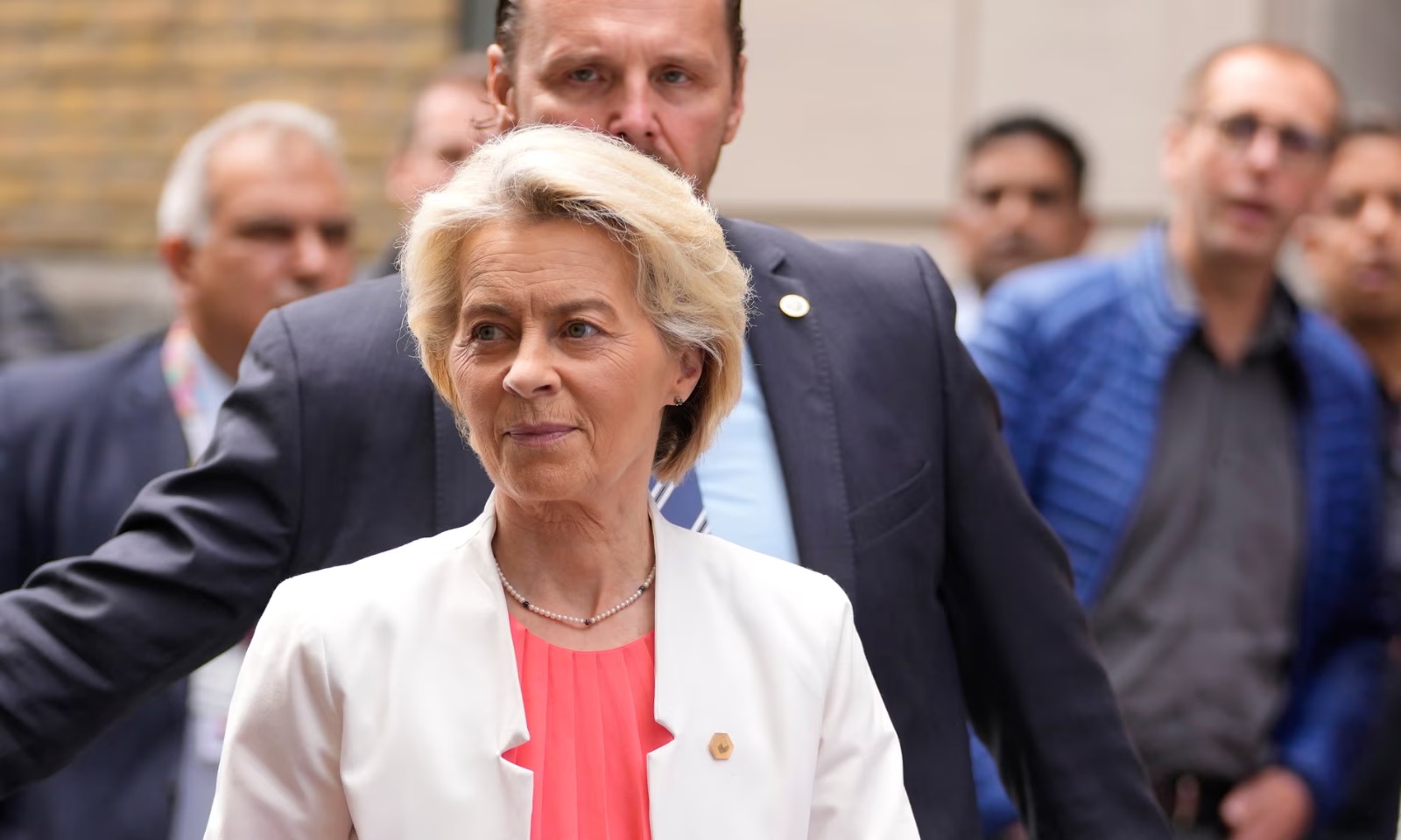 analiza e the guardian ursula von der leyen drejt mandatit te dyte si presidente e ke ja kush pritet te marre kryesimin e keshillit te be se dhe te pasoje kryediplomatin borrell