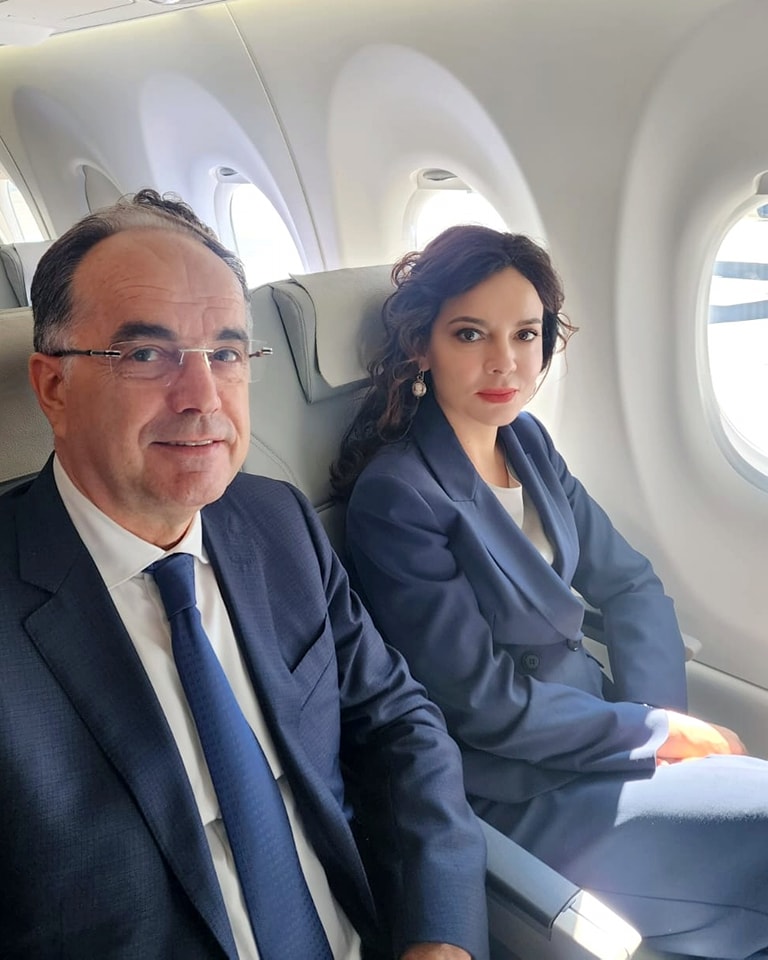 bajram begaj dhe elisa spiropali drejt zvicres ministrja publikon foton me presidentin ne avion per ne samitin e paqes ne ukraine