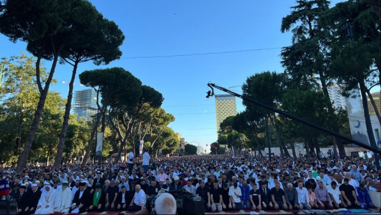 besimtaret myslimane festojne sot kurban bajramin falin namazin ne bulevardin deshmoret e kombit