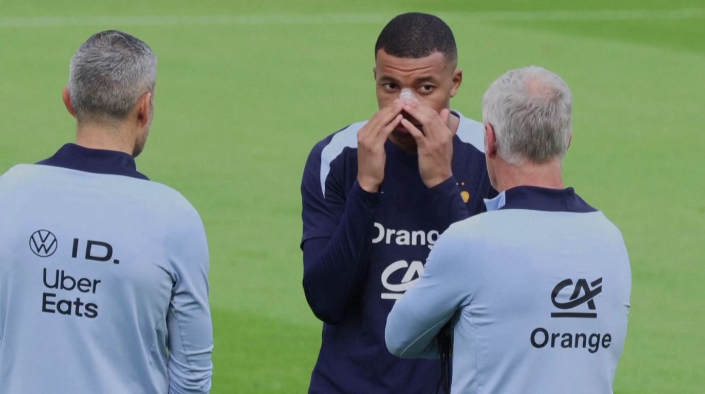 buzeqeshje te franca mbappe kthehet ne stervitje deschamps rigjen yllin e sulmit