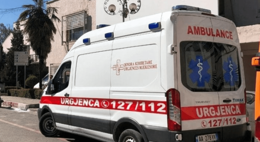 e rende makina perplas dy kembesoret ne kamez nderron jete ne spital 46 vjecarja