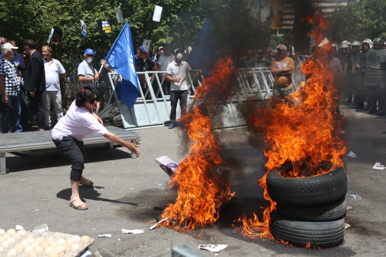 emri protesta e djeshme para bashkise tirane nje ne pranga e pesojne edhe gjashte te tjere