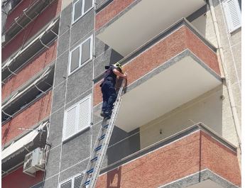 femija 6 muajsh bllokohet ne banese nena kerkon ndihmen e zjarrfikesve qe futen me shkalle nga ballkoni