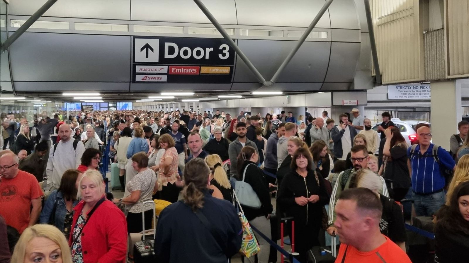 foto nderpritet energjia elektrike kaos ne aeroportin e mancesterit anulohen fluturimet