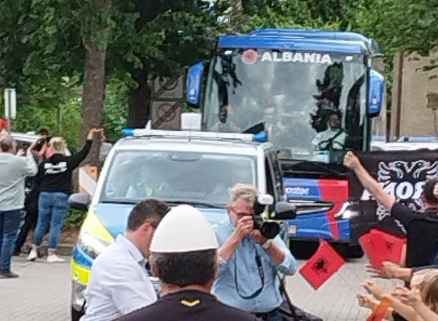 foto nje mesazh i vecante per te gjithe shqiptaret ja cfare shkruhet ne autobusin e kombetares ne gjermani