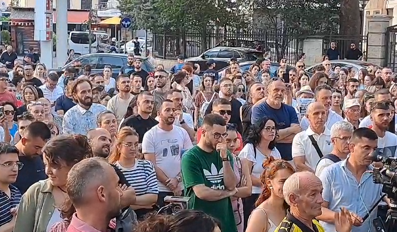 fotolajm cu be me betimin e hipokratit pamje nga protesta para ministrise se shendetesise per skandalit te onkologjiku