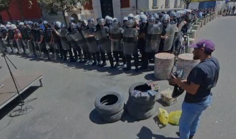 goma flakadane e tymuese nis protesta para bashkise se tiranes mungon gardhi metalik