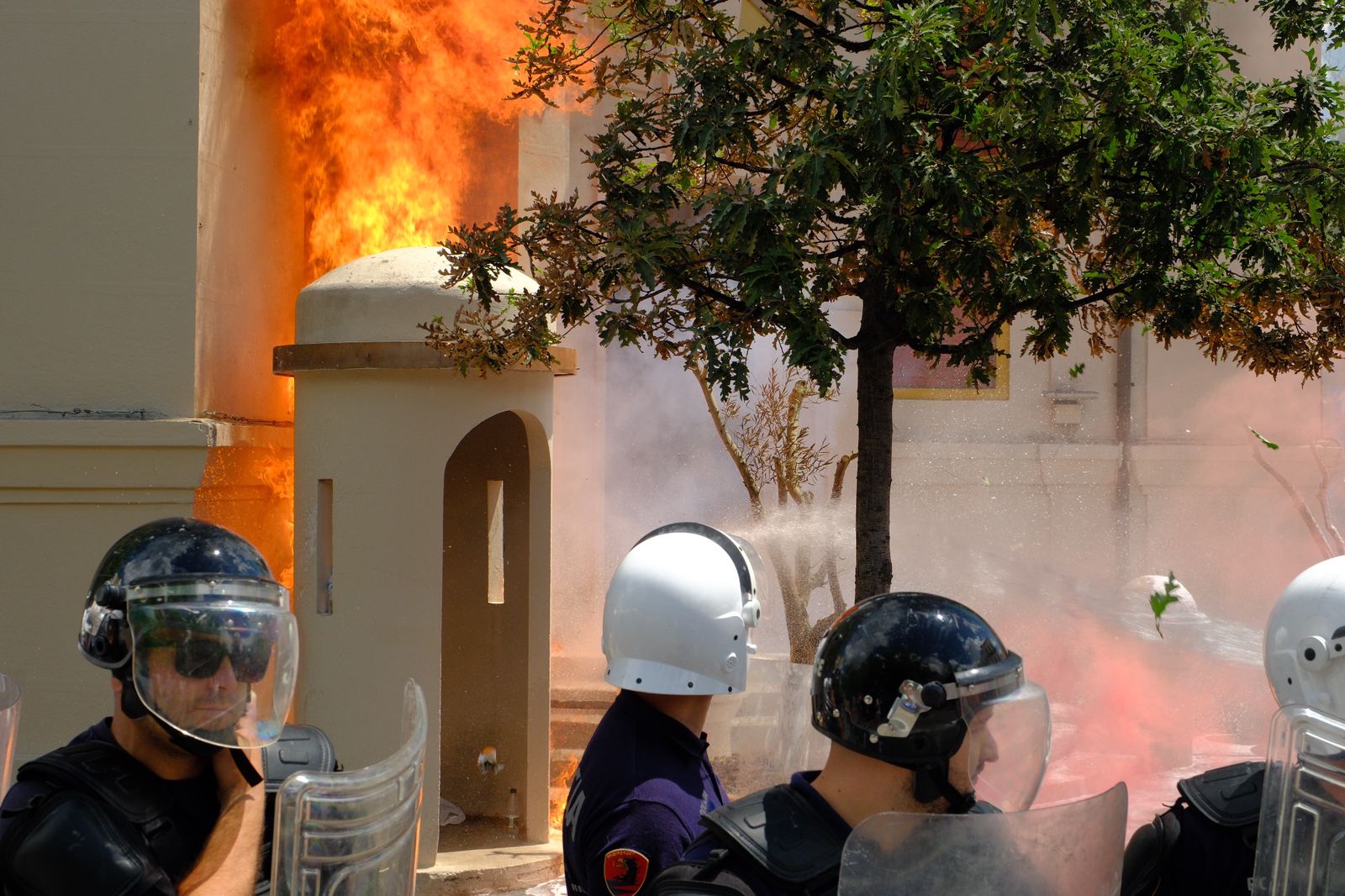 hodhi molotov ne drejtim te bashkise tirane policia ndalon protestuesin 29 vjecar