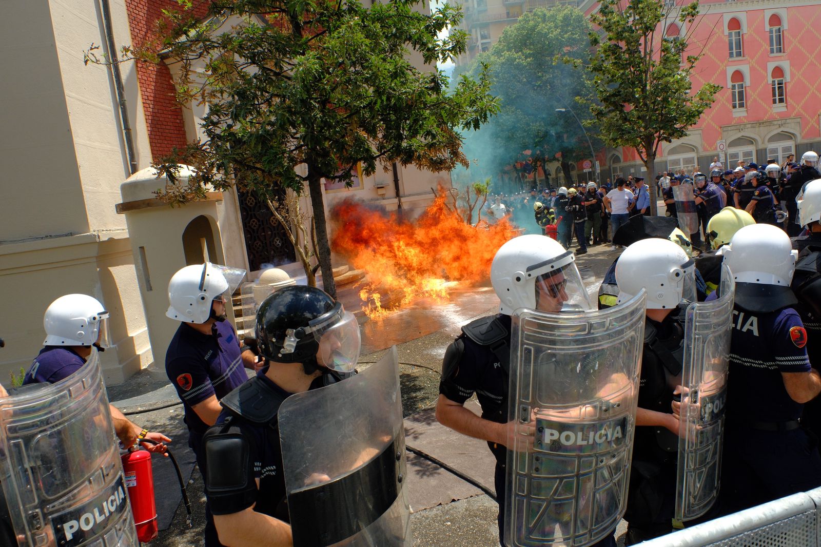 hodhi molotov ne protesten para bashkise dhe kundershtoi policine gjykata liron 39 vjecarin emri