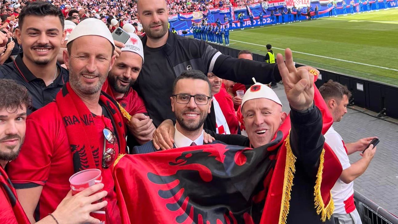 i beri shqiponjen serbeve uefa perjashton gazetarin sportiv arlind sadiku