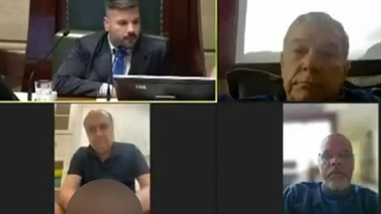 I ulur në tualet, politikani i bashkohet gabimisht takimit virtual (VIDEO)