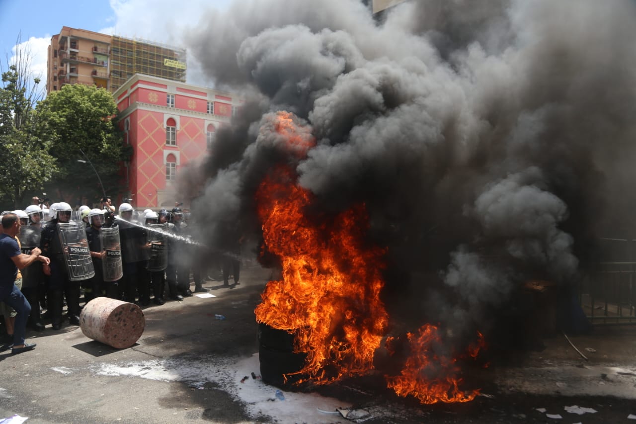 incidentet ne protesten para bashkise se tiranes 5 te shoqeruar 1 prej tyre i arrestuar