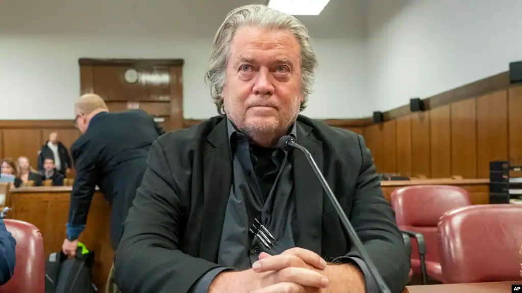 ish keshilltari i zotit trump steve bannon kerkon shtyrjen e fillimit te denimit me burg