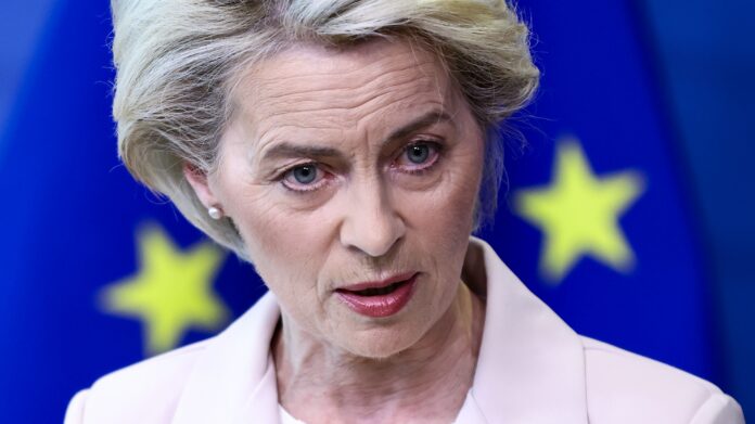 ishim te bashkuar dhe ia dolem ursula von der leyen i drejtohet simpatizanteve qe e presin me brohorima shijojeni neser kthehemi ne pune