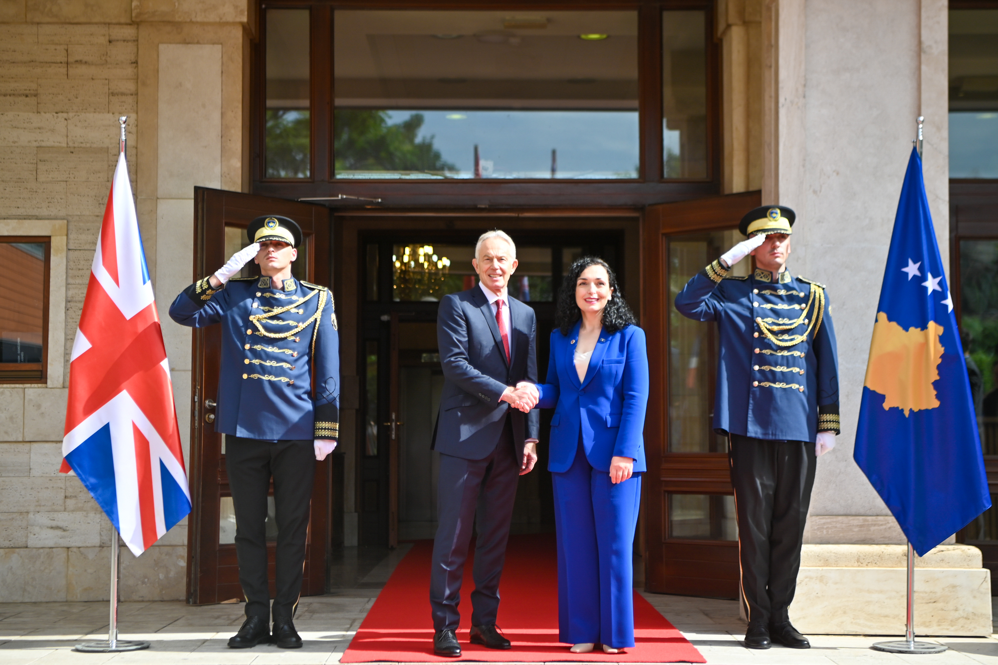 jeni hero i popullit tone na shpetuat nga shfarosja vjosa osmani ne konference me tony blair roli juaj si kryeminister britanik gjate nderhyrjes se nato s ne kosove ishte vendimt