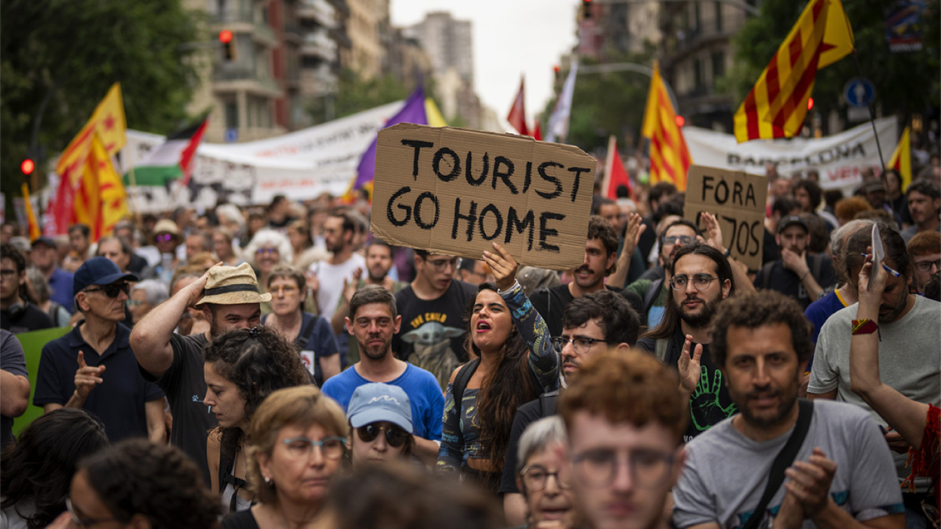 “Jo turizmit që na dëbon nga shtëpitë tona”, mijëra banorë të Malaga-s protestojnë nesër në rrugët e qytetit