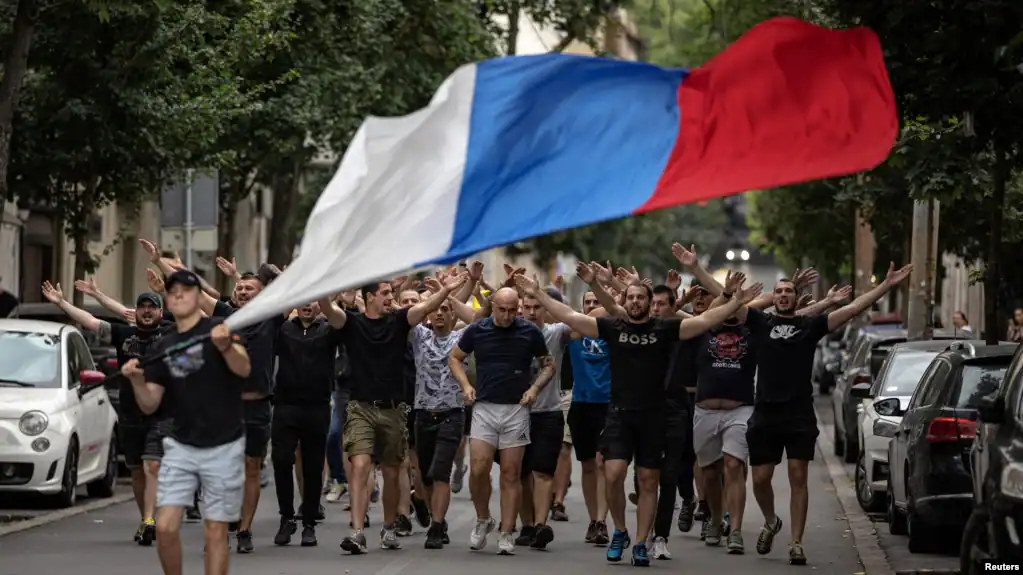 “Kontribuon në ndërtimin e urave Kosovës dhe Serbisë”, BE shpreh keqardhje për ndalimin e festivalit “Mirëdita, dobar dan”