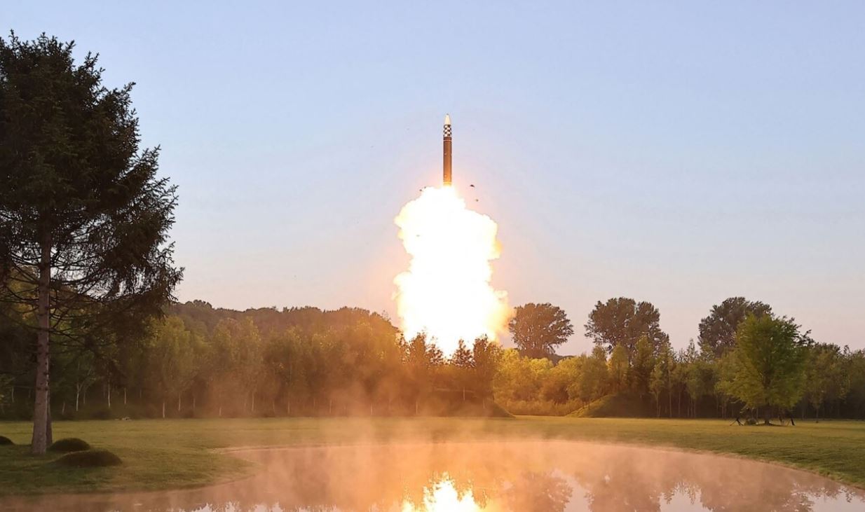 koreja e veriut fryn muskujt testuam suksesshem nje rakete me koka berthamore