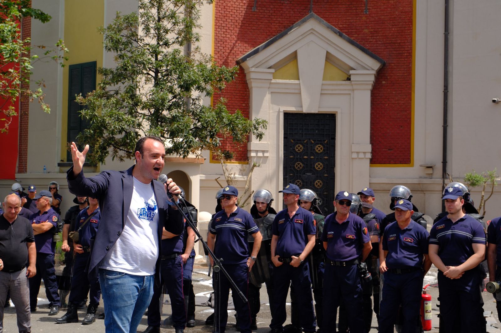 kryetari i opozites ne mase arresti ne shkelje te ligjit tubimi para bashkise balliu protesta do te zgjase derisa shqiperia te kete drejtesi