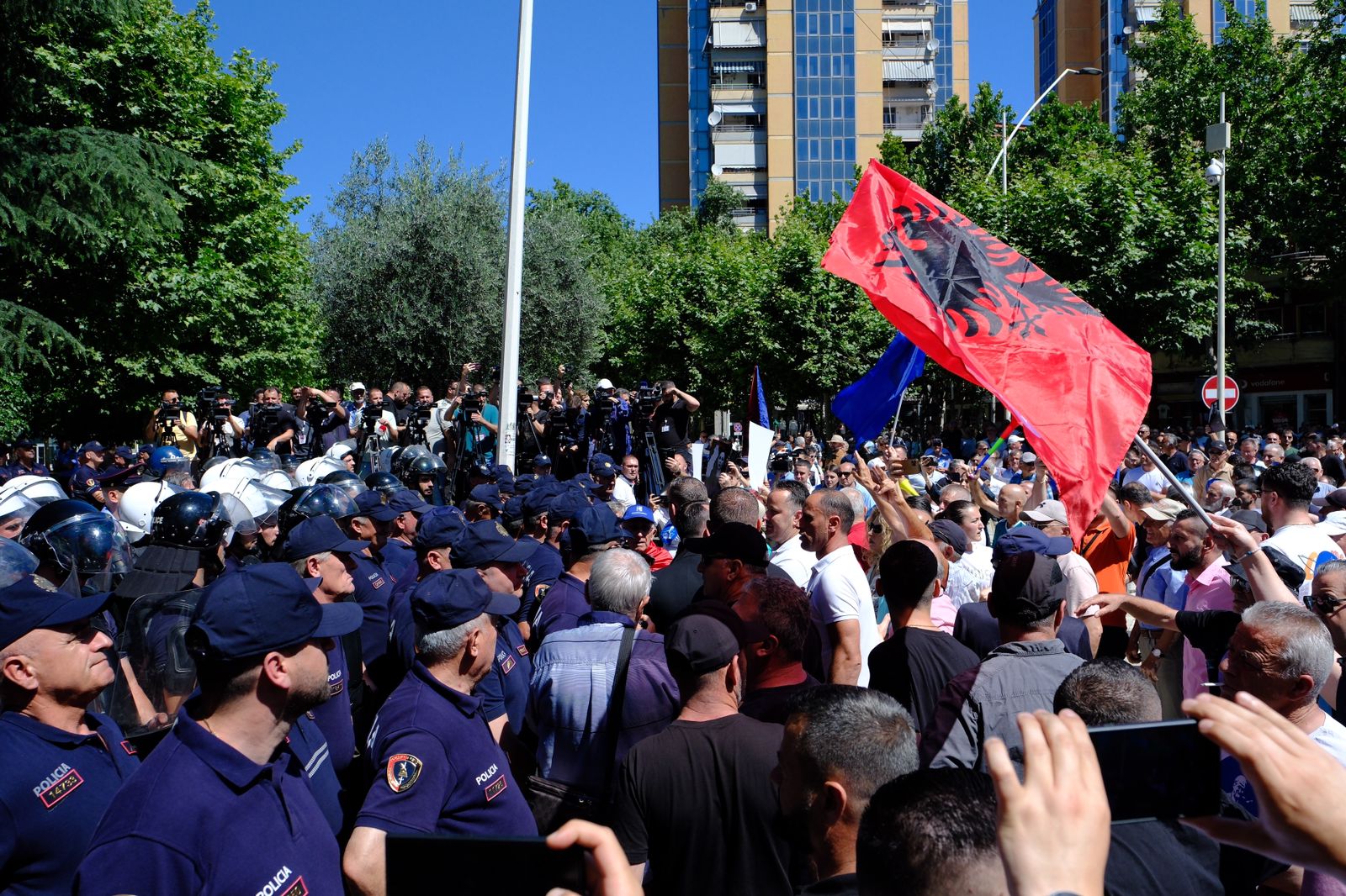 luften nuk e kane me ramen por me spak pd akuza rithemelimit ne diten kur kryeministrit i kane plasur skandalet ne mediat e huaja bejne proteste per te hequr vemendjen