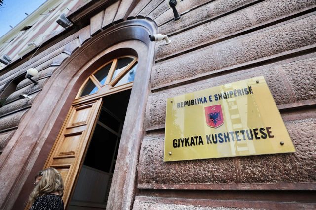 mazhoranca ndryshoi rregulloje e kuvendit per te ndeshkuar opoziten gjykata kushtetuese shfuqizon disa nga nenet qe penalizonin deputetet