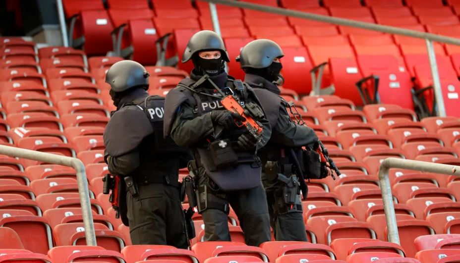 mbi 2 7 milione tifoze ne stadiume 22 mije police nga e gjithe evropa me sherbim ne gjermani