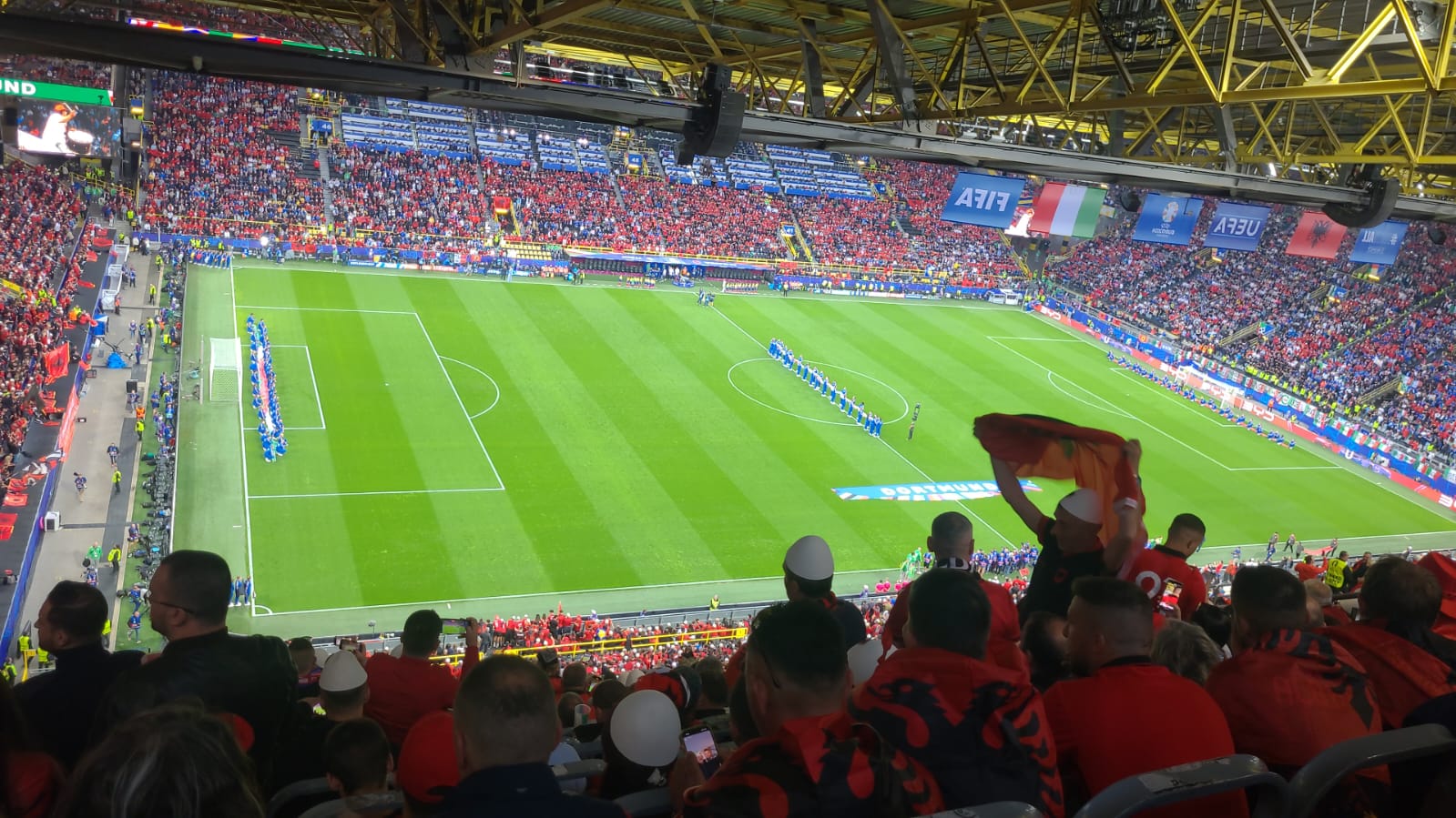 ne kerkim te mrekullise tifozet shqiptar ngjyrosin iduna park atmosfere fantastike video