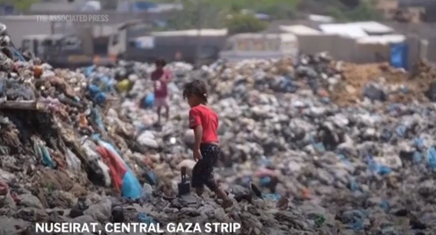 Në temperatuarat e larta të verës në Gaza, palestinezët janë të rrethuar nga ujërat e zeza dhe mbeturinat