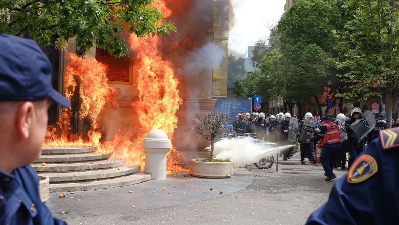 neser protesta e opozites policia me plan masash ja rruget qe bllokohen